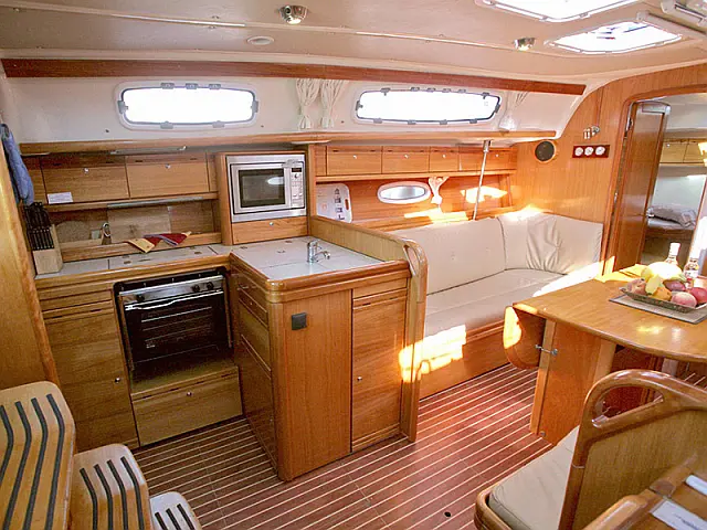 Bavaria 38 Cruiser - [Internal image]