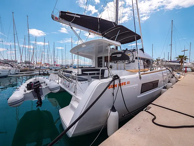 Lagoon 40 - [External image]