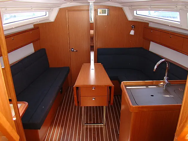 Bavaria 33 Cruiser - [Internal image]