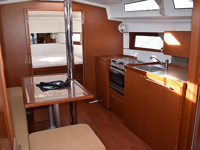 Oceanis 38 - [Internal image]