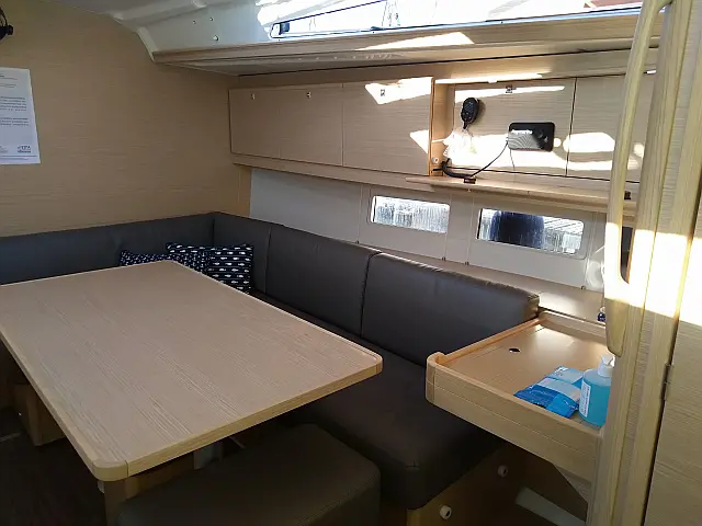 Dufour 390 - [Internal image]