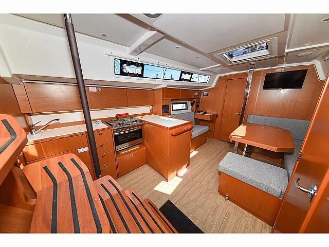Bavaria C38 - [Internal image]