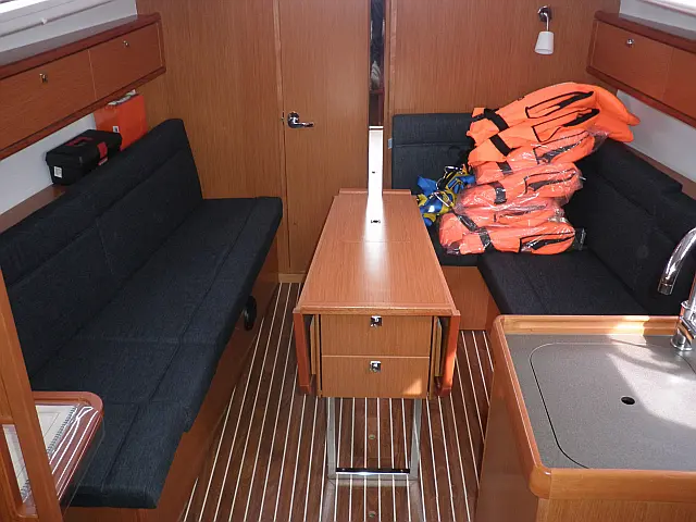 Bavaria Cruiser 33 - [Internal image]