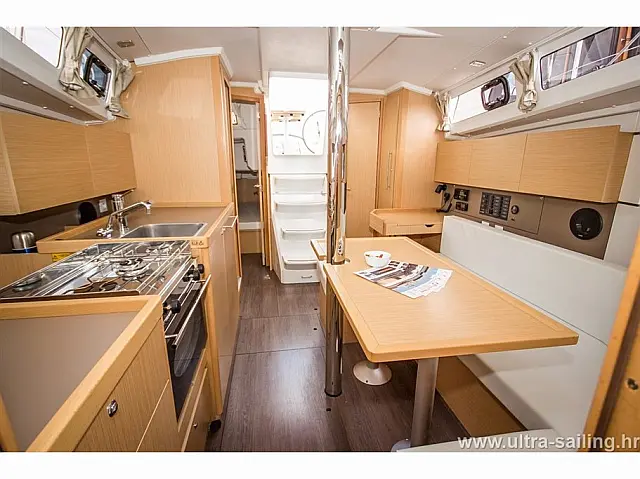 Oceanis 35 - [Internal image]