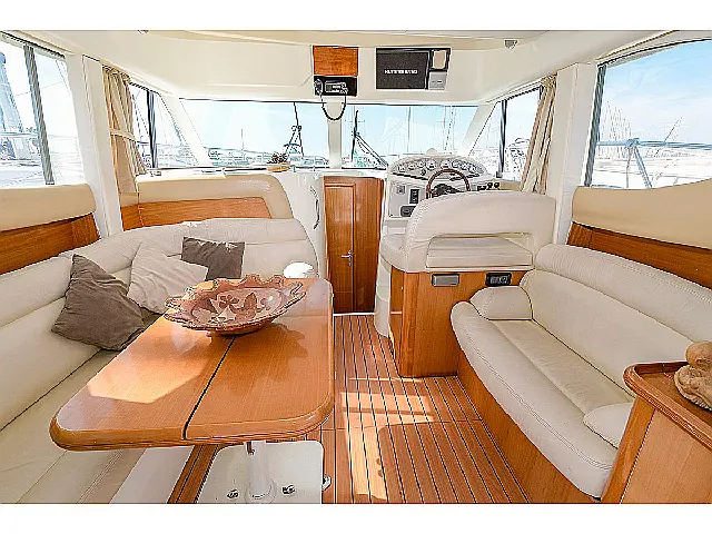 Prestige 32 - [Internal image]