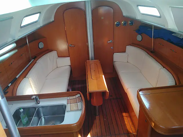 First 40.7 - [Internal image]
