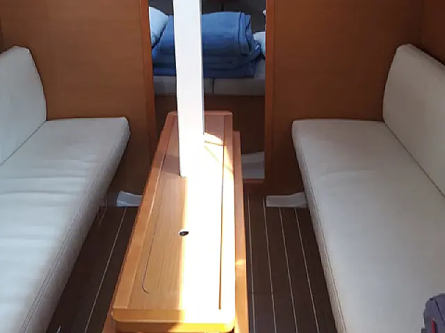 Sun Odyssey 33i - [Internal image]