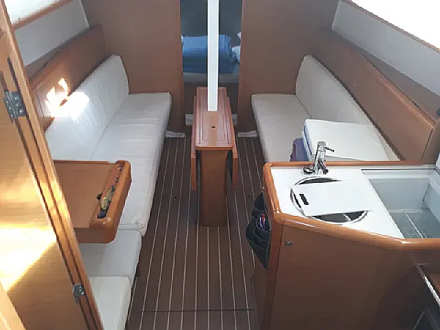 Sun Odyssey 33i - [Internal image]