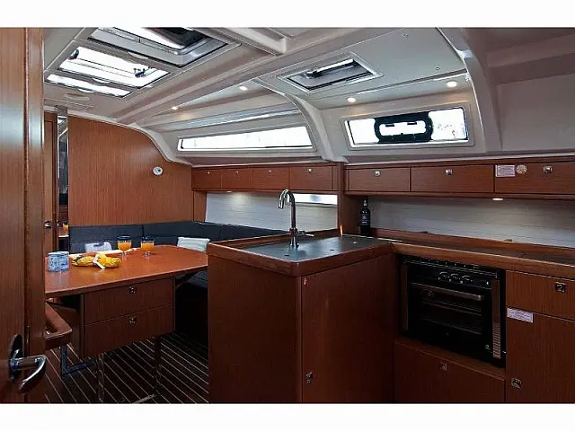 Bavaria 37 Cruiser - [Internal image]