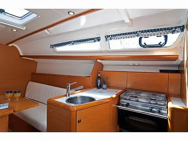 Sun Odyssey 33i - [Internal image]