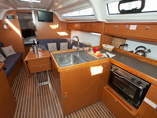 Bavaria Cruiser 37  - [Internal image]