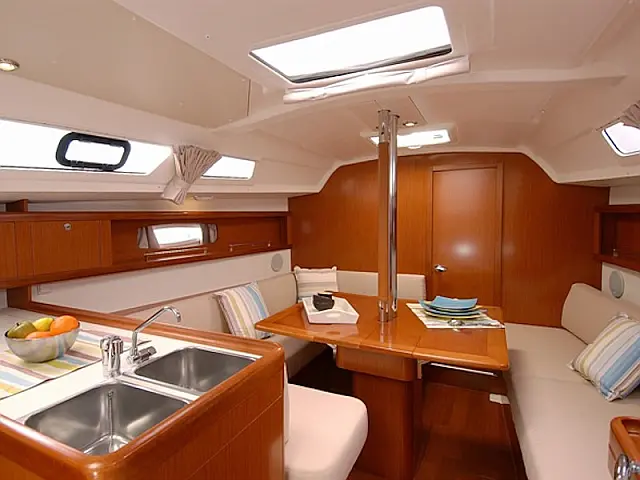 Oceanis 34 - [Internal image]