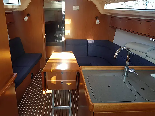 Bavaria 37 Cruiser - [Internal image]