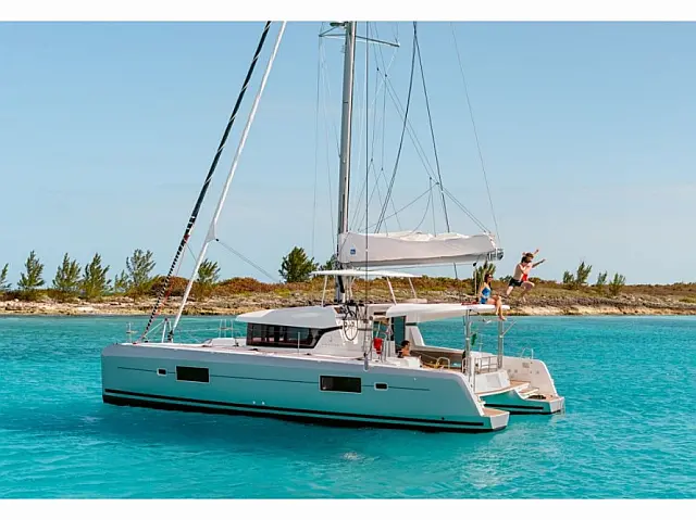 Lagoon 42 - [External image]