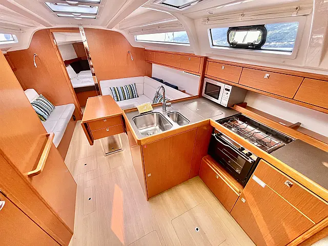 Bavaria Cruiser 37 - [Internal image]