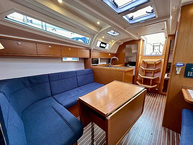 Bavaria Cruiser 37  - [Internal image]