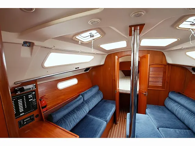 Hunter 320 - [Internal image]