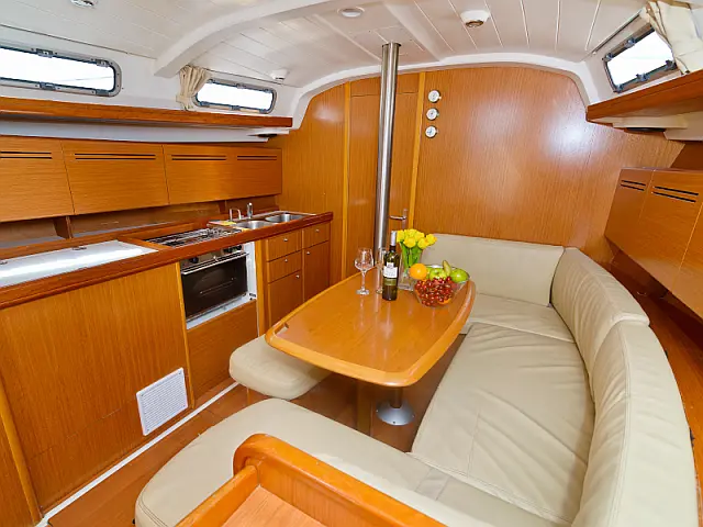 Beneteau Cyclades 39.3   - [Internal image]