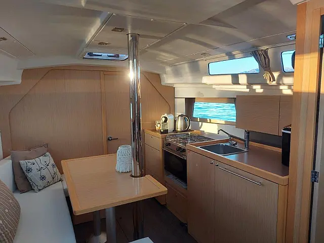 Oceanis 35 R - [Internal image]