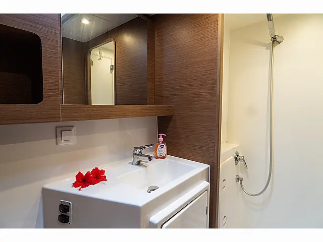 Lagoon 42 - [Internal image]