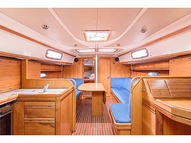 Bavaria 37 Cruiser - [Internal image]