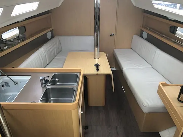 Oceanis 31 - [Internal image]