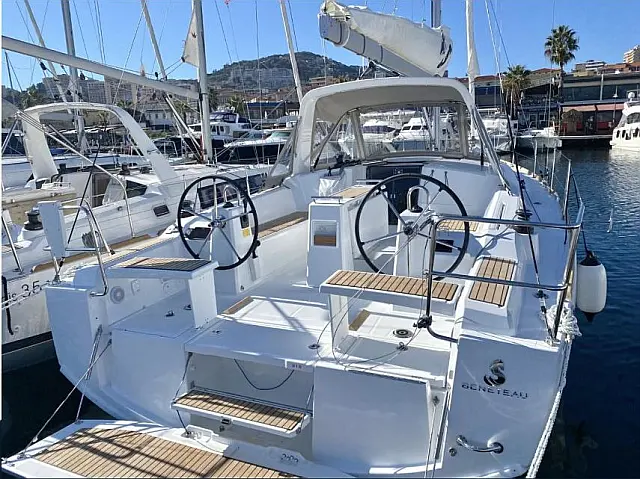 Oceanis 38.1 - [External image]
