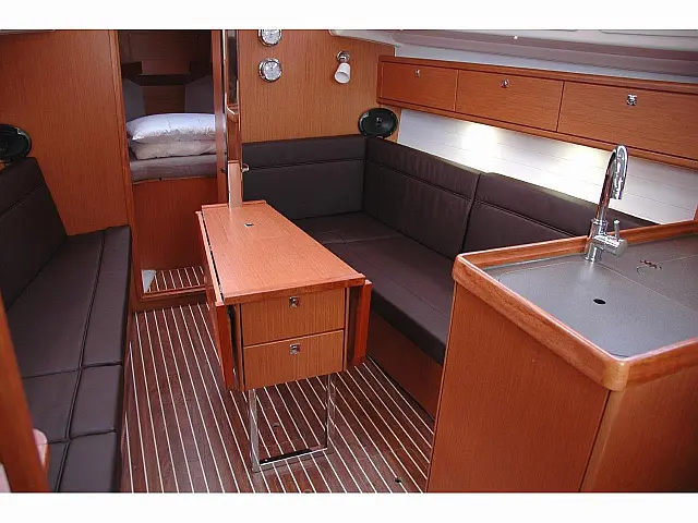 Bavaria Cruiser 33 - [Internal image]