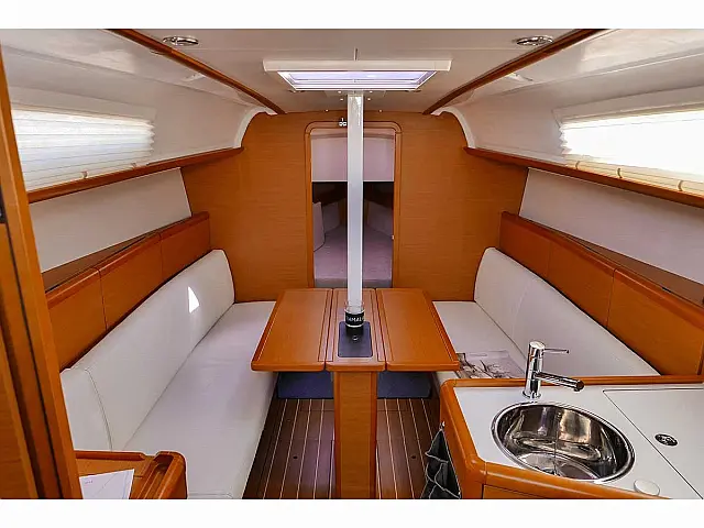 Sun Odyssey 33i - [Internal image]