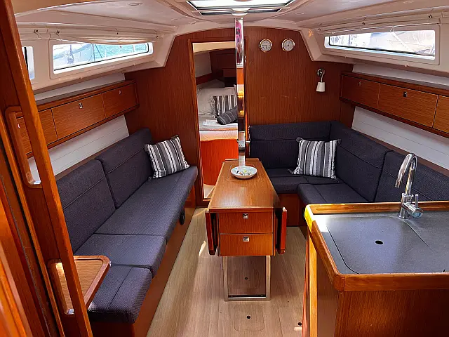 Bavaria Cruiser 33 - [Internal image]