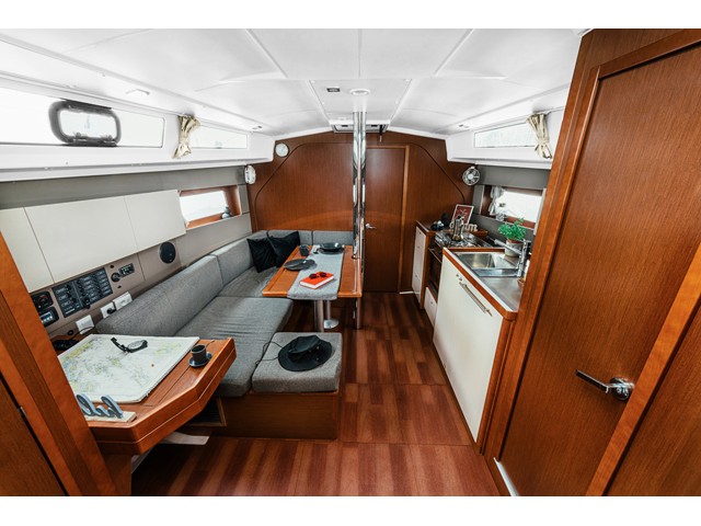 Oceanis 38  - [Internal image]