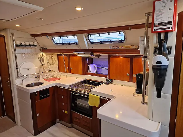 Elan 45 / 2 cabin + Skipper cabin  - [Internal image]
