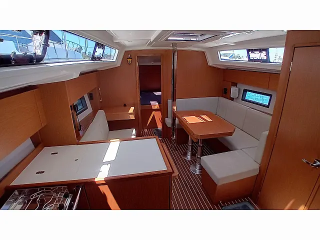 Bavaria 38 Cruiser - [Internal image]