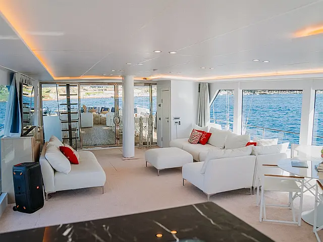 Motorsailer S4 - [Internal image]