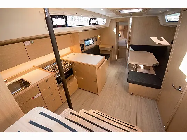 Bavaria C38 - [Internal image]