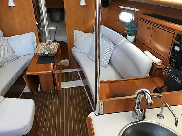 Sun Odyssey 32 (2 cab.) - [Internal image]