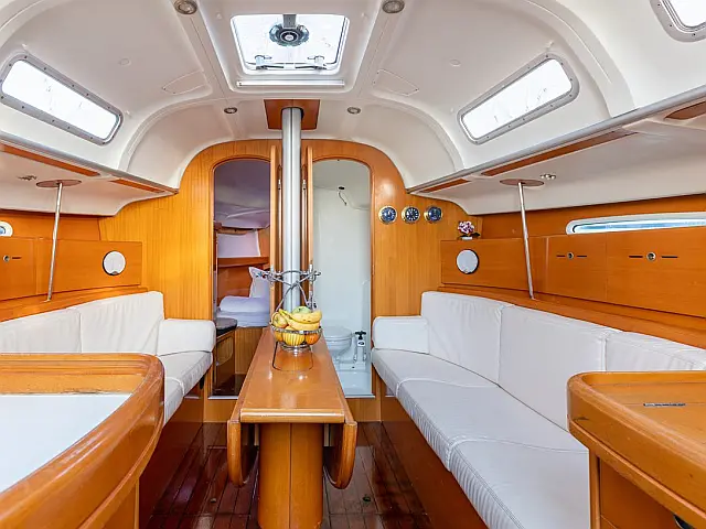 First 40.7 - [Internal image]