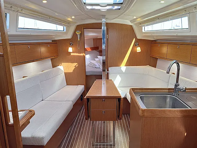 Bavaria Cruiser 34 - [Internal image]