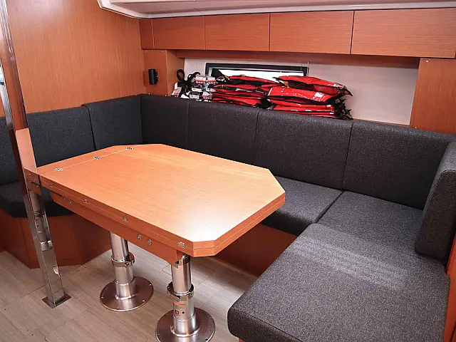 Bavaria C42 /3cab - [Internal image]