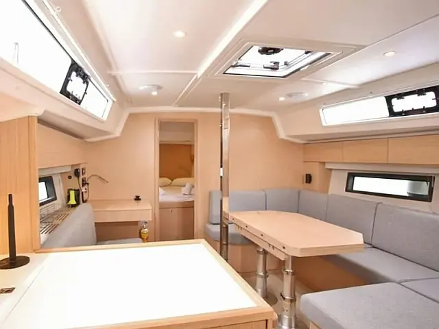 Bavaria C42 /3cab - [Internal image]