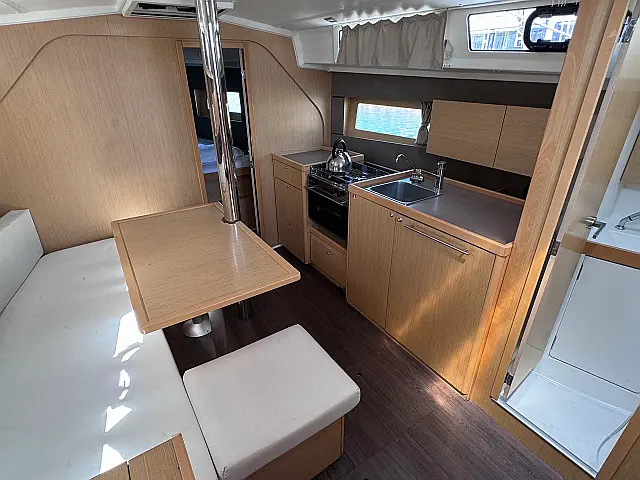 Oceanis 38 - [Internal image]