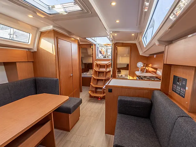 Bavaria C38 - [Internal image]