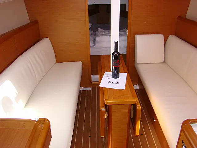 Sun Odyssey 33i - [Internal image]