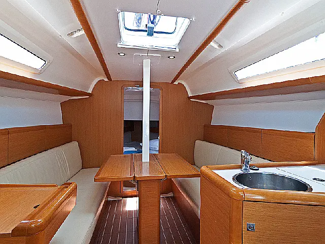 Sun Odyssey 33i - [Internal image]
