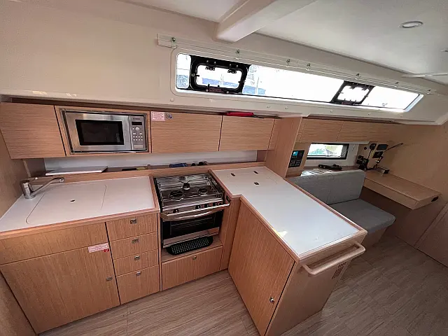 Bavaria C42 - [Internal image]