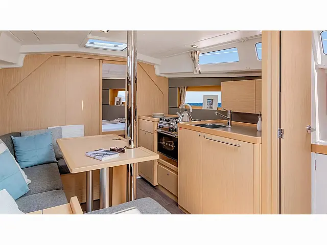 Oceanis 35 - [Internal image]